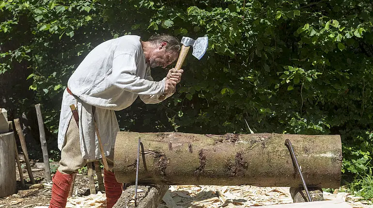 Mühevolle Arbeit an einem Brett.