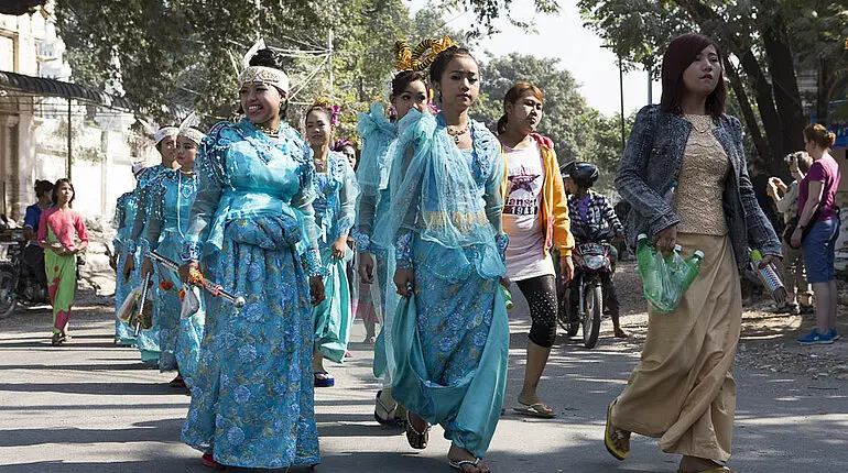 Frauen beim Novizenfest in Mandalay