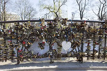 Liebesschlösser an einer Brücke beim Basteiberg