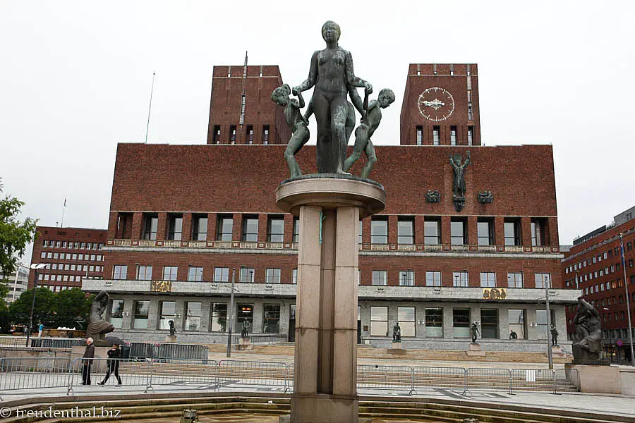 Brunnen vorm Rathaus von Oslo