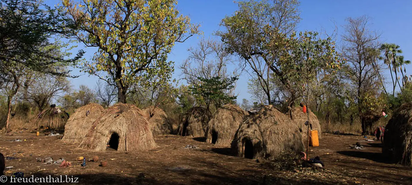 in einem Mursi Dorf im Mago Nationalpark - Äthiopien