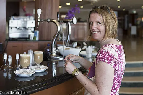 Anne in der Bar des Labranda Hotel Riviera