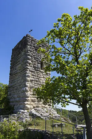 Turm der Burgruine Hundersingen