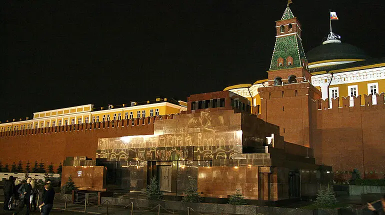 Roter Platz und das Lenin-Mausoleum bei Nacht