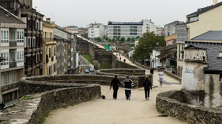 wir spazieren über die Stadtmauer von Lugo