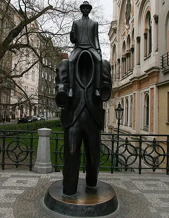 Kafka-Denkmal im Jüdischen Viertel von Prag