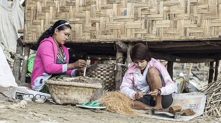 Frauen stellen Räucherstäbchen am Irrawaddy her