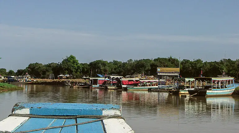 Am Bootsanleger im schwimmenden Dorf der Khmer auf dem Tonel Sap