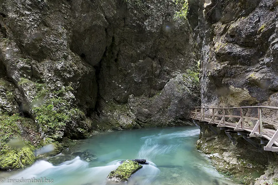 Zwischen den Steilwänden der Berge Hom und Boršt