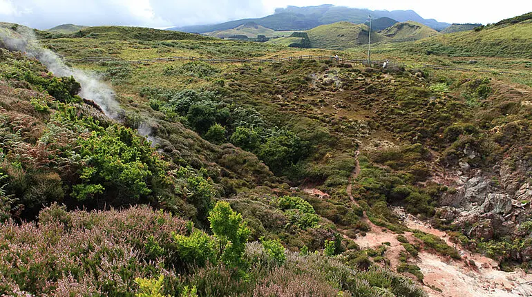 Blick über die Furnas do Enxofre zu den Bergen von Terceira