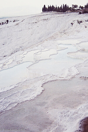 Die Sinterterrassen von Pamukkale werden langsam wieder weiß.