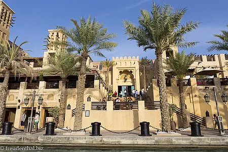 Die schönen Gebäude des Souk Madinat