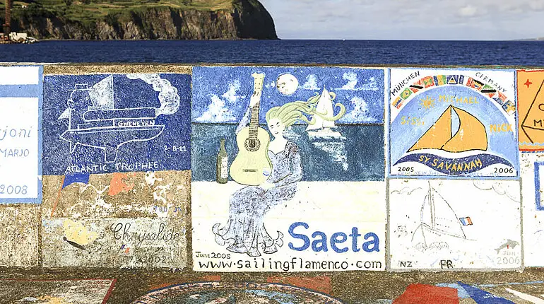 Kunstvolle Gemälde im Hafen von Horta