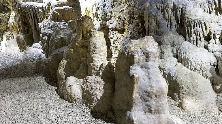 Stalagmiten in der Schertelshöhle