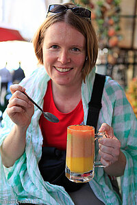 Anne beim gesunden Saft aus Banane, Avocado, Mango und Papaya