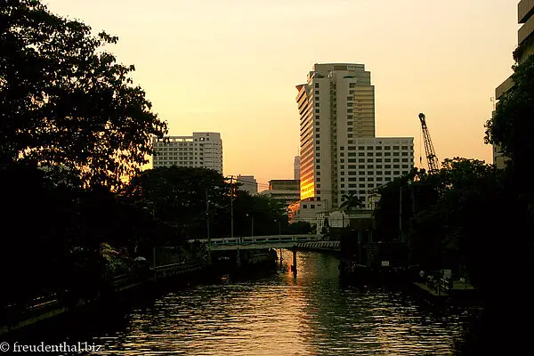 Atrium Bangkok - Bick vom Klong auf das Hotel