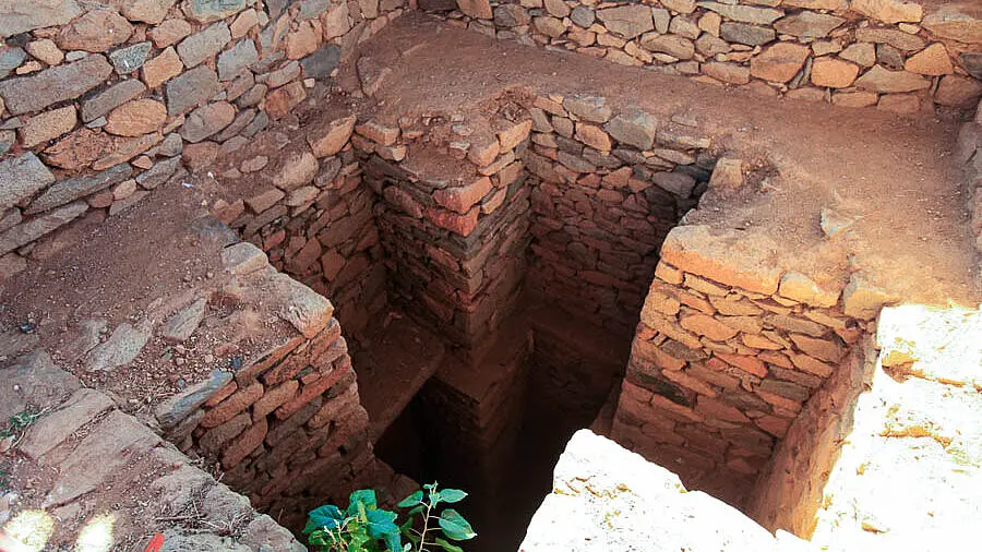 Ausgrabung von Tunnel oder Grab bei Axum