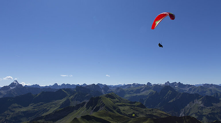 Gleitschirmflieger über dem Nebelhorn