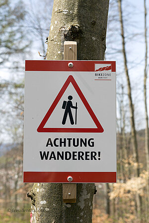 Achtung Wanderer auf dem Schlossfelsenpfad