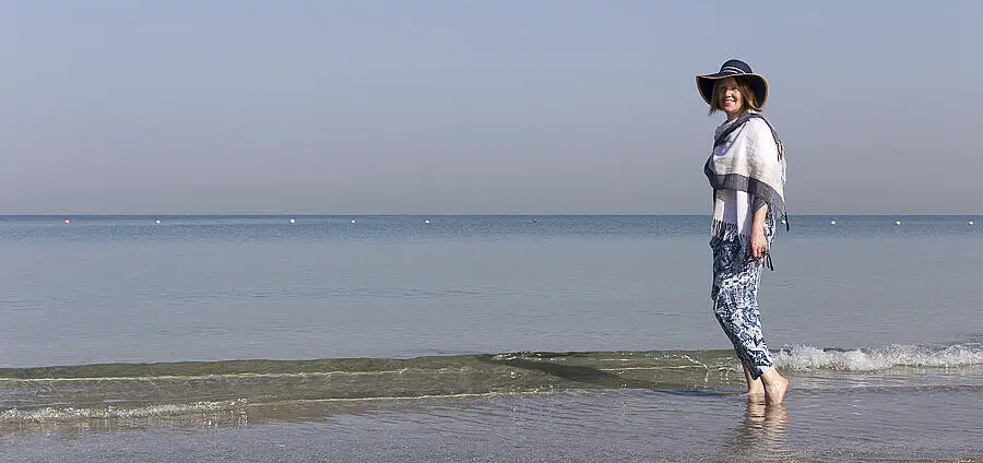 Optimale Kleidung für den Strand in den Emiraten