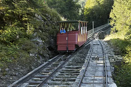 Hier treffen sich die beiden Holzwagen der Standseilbahn.