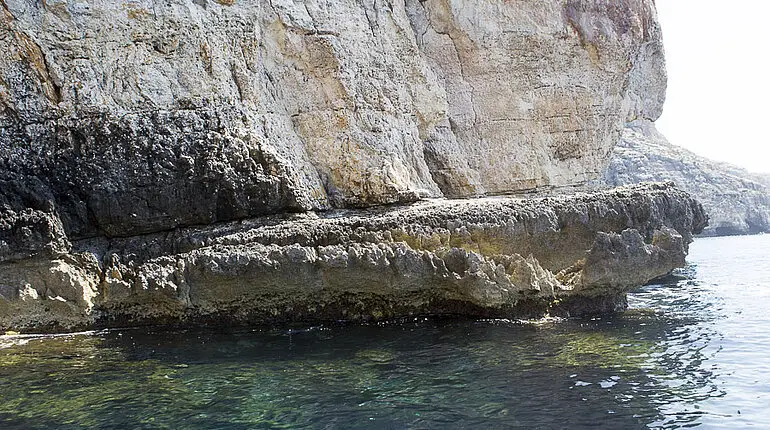 Klares Wasser bei der Blauen Grotte von Malta