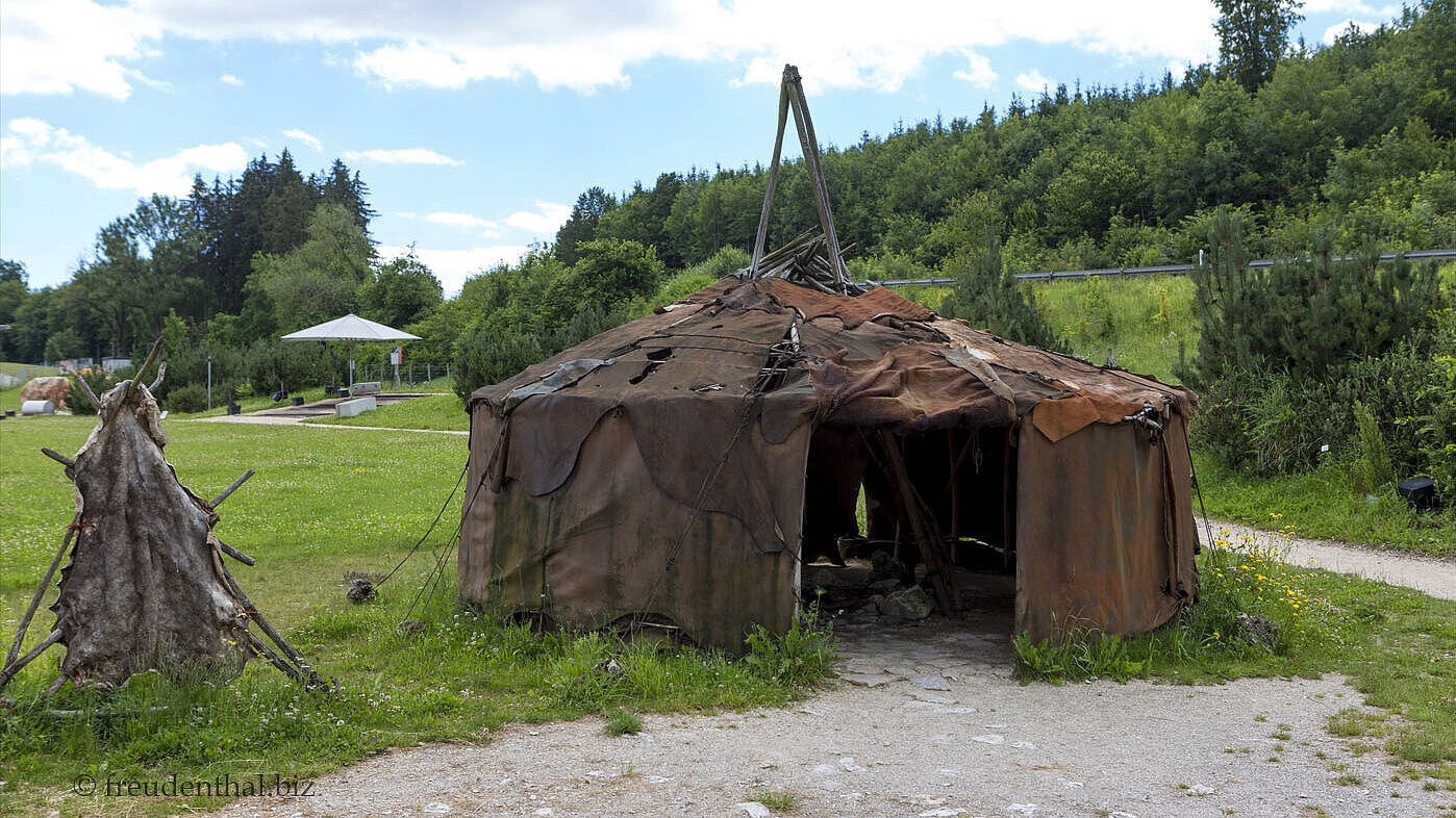 Hütte eines Eiszeitjägers im Archäopark