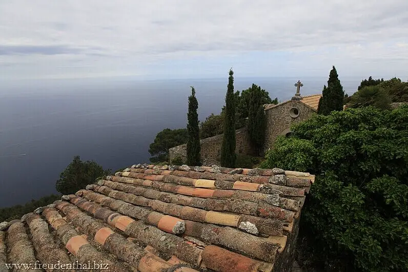 Blick über die Ermita de la Trinitat aufs Mittelmeer