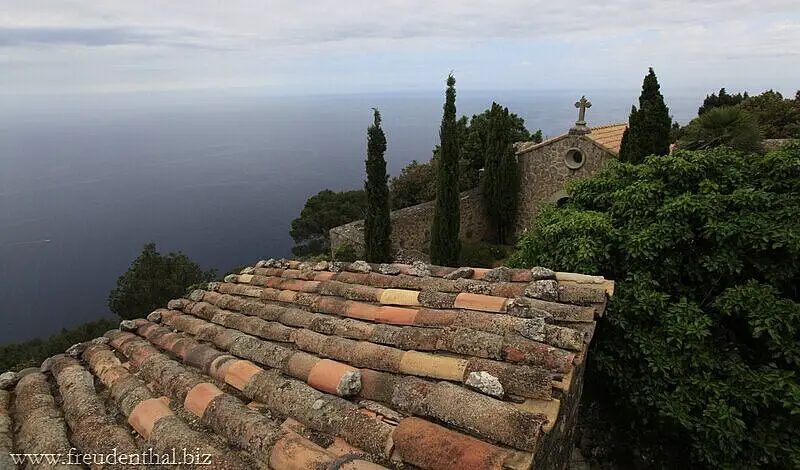 Blick über die Ermita de la Trinitat aufs Mittelmeer