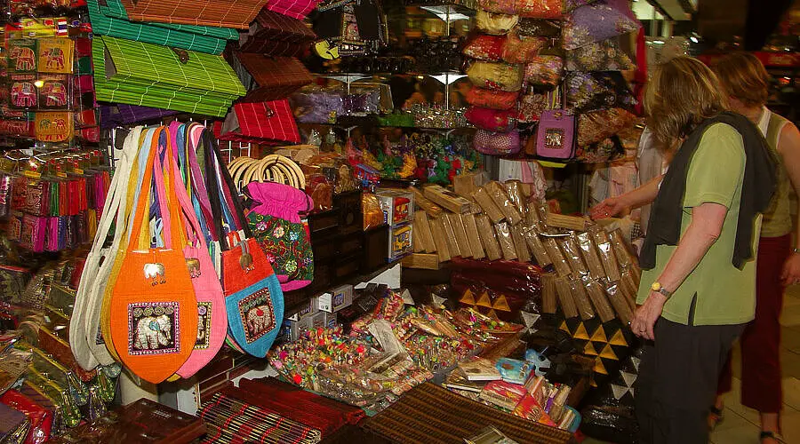Süßigkeiten und Kitsch auf dem Nachtmarkt von Bangkok