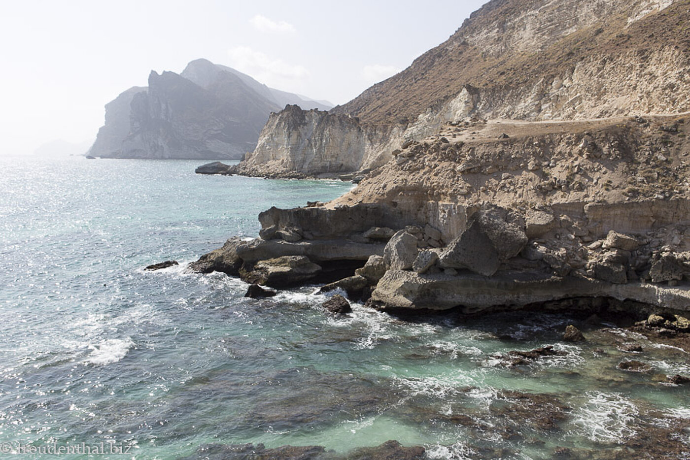 Küste bei der Marneef Cave im Oman