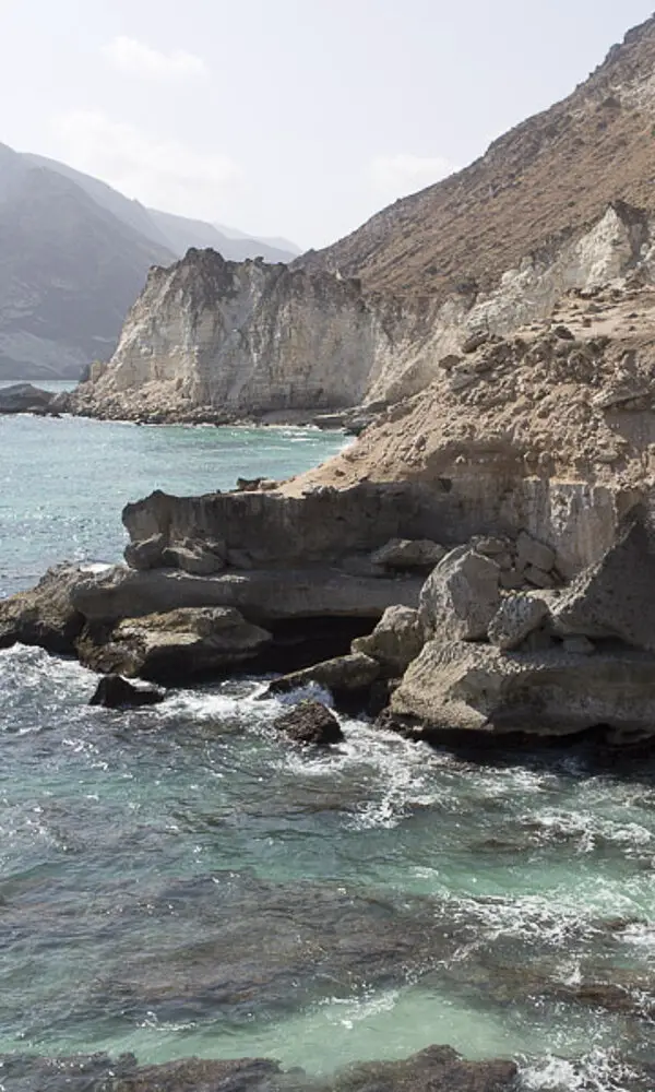 Küste bei der Marneef Cave im Oman