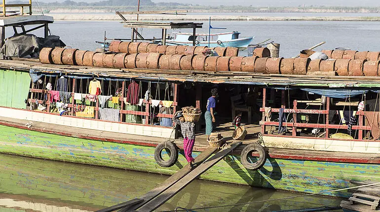 Beim Abladen der Frachtkähne am Irrawaddy