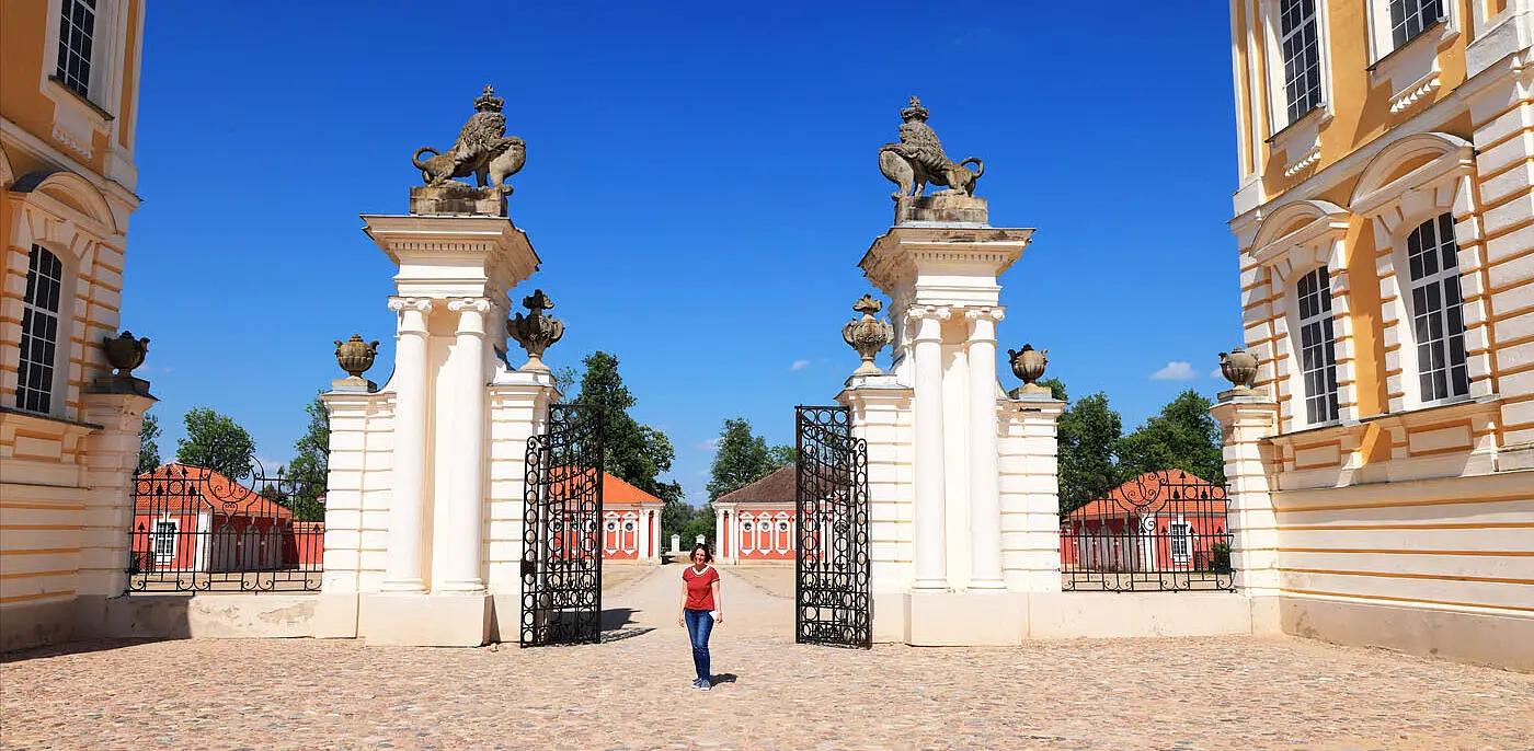 Eingangstor zum Schloss Rundāle