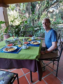 Beim ersten Frühstück vor der großen Rundreise