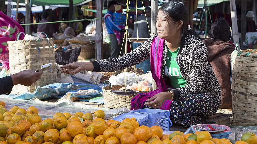 Verkäuferin mit Mandarinen am Fünf-Tage-Markt