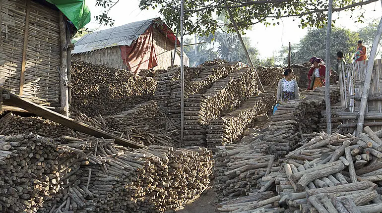 Holzstapel im Dorf am Irrawaddy