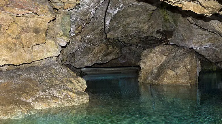 türkises Wasser in der Wimsener Höhle