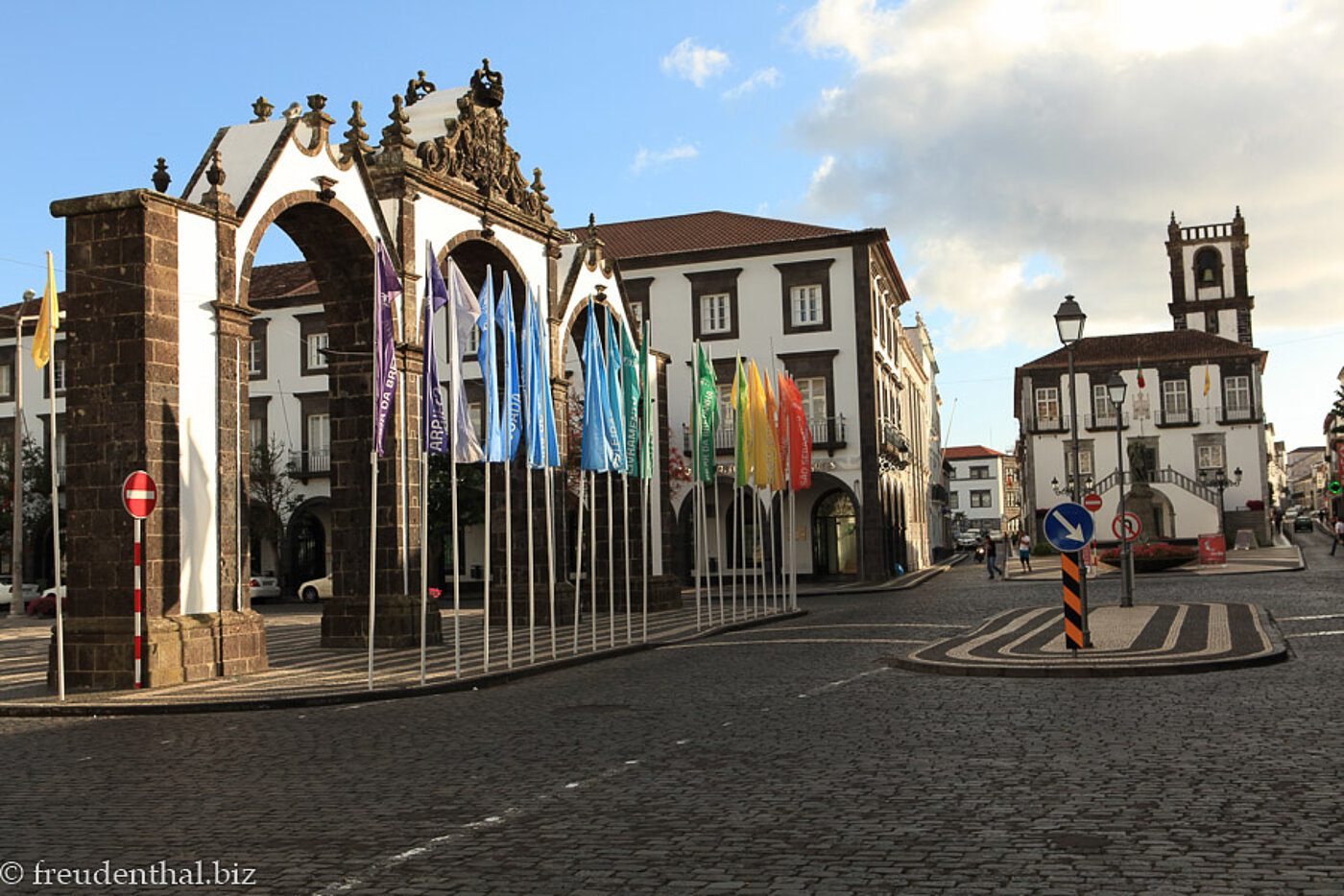 Portas da Cidades und Kirche San Miguel