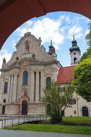 Blick vom Münsterplatz zur Barockkirche