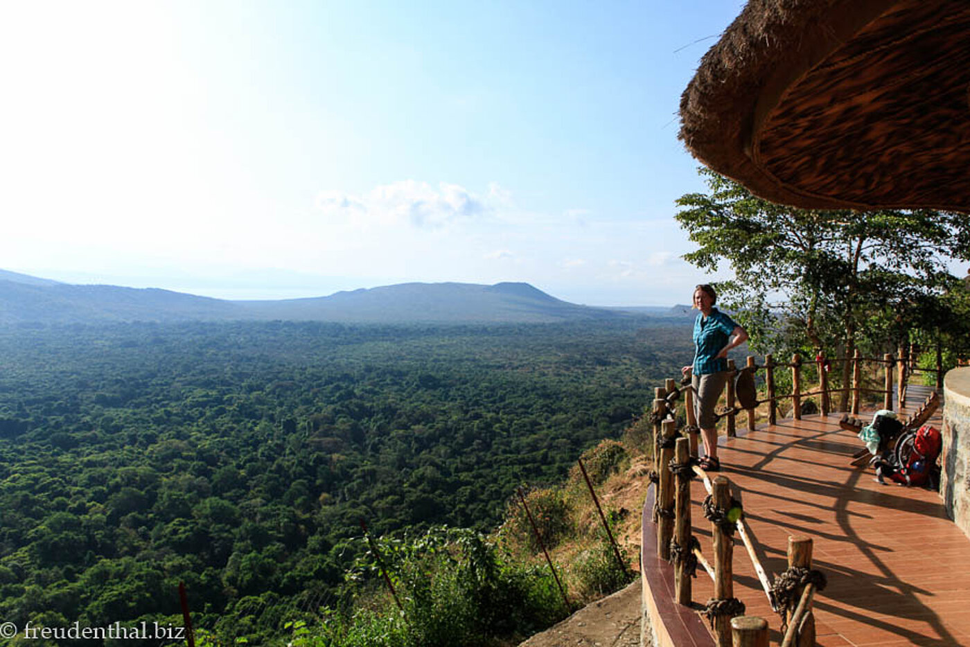 Anne genießt den Ausblick in der Paradise Lodge in Arba Minch.