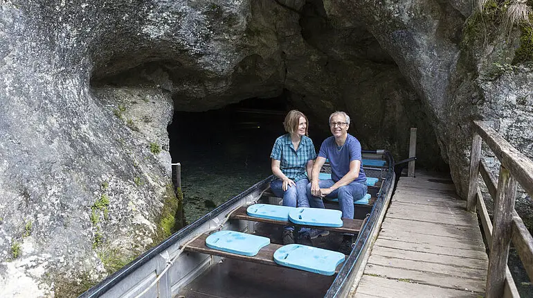 Fahrt mit dem Boot in die Wimsener Höhle