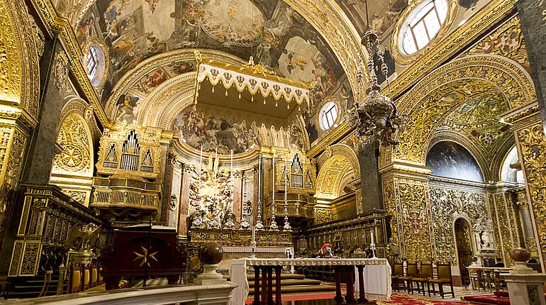 Mit Gold geschmückter Altarraum in der St. John's Co-Cathedral