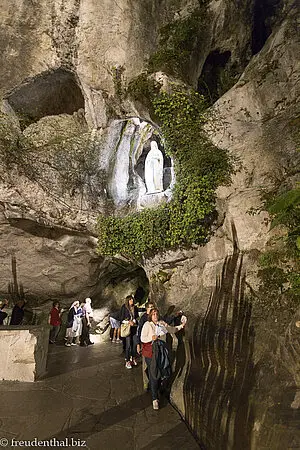 Gläubige in der Grotte Massabielle