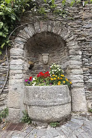 einer der vielen Brunnen in Conques