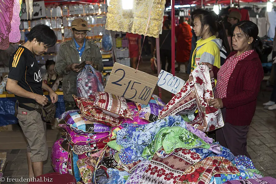 Stoffe und Kissenbezüge auf dem Nachtmarkt von Vientiane