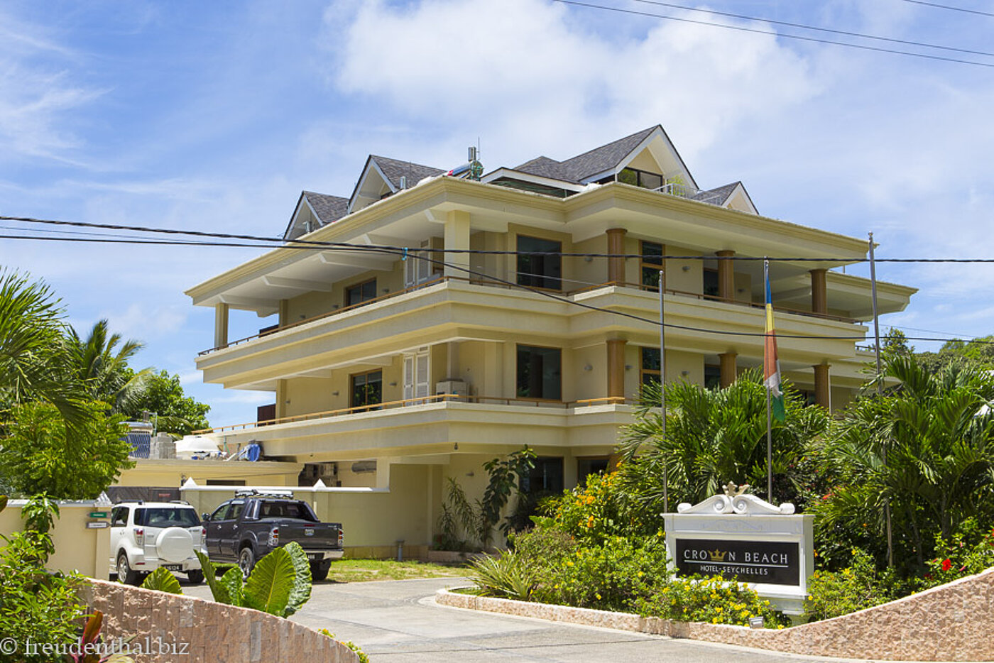 das Crown Beach Hotel auf Mahé