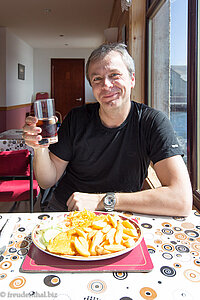 Lars bei Fish & Chips in der Kiln-Bar von Scalloway