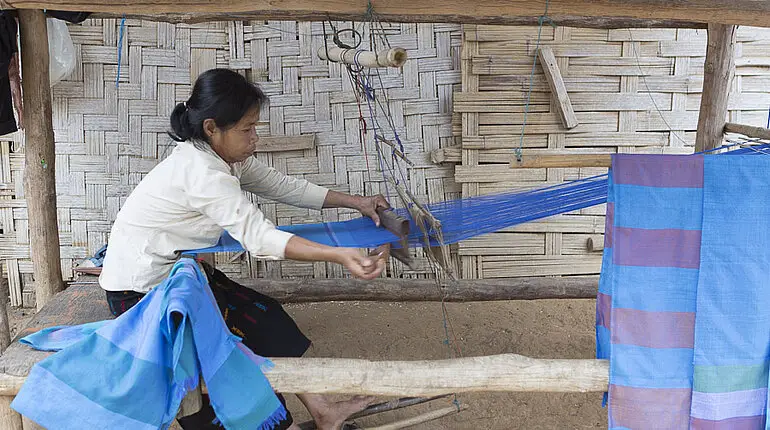 Weberin bei den Lao Loum am Mekong