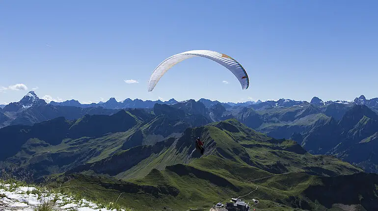 Gleitschirmflieger am Nebelhorn
